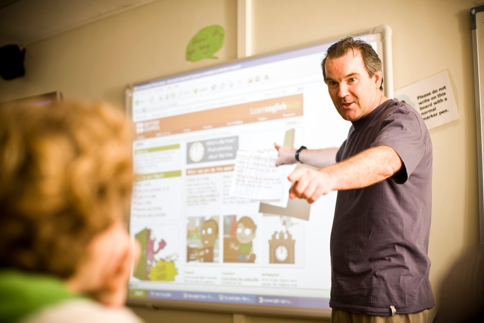 Professeur donnant une leçon à son étudiante Professeur donnant une leçon à son étudiante